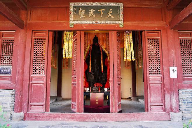 관릉 침전(寢殿) 안에 서 있는 관우상