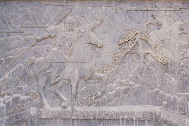 《삼국지》 장판교에서 장비가 위 대군에 맞서는 장면을 묘사한 부조