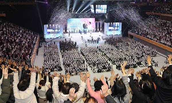 청년 1000명을 포함해 국내외에서 온 가정연합 신도 2만여명이 억만세삼창을 하고 있다. 가평=이제원 선임기자