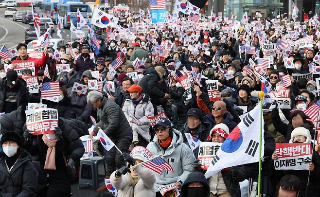 1월 1일 서울 용산구 한남동 대통령 관저 앞에 모인 시민들이 윤석열 대통령의 체포영장 집행 저지를 위한 집회를 하고 있다. [뉴스1]