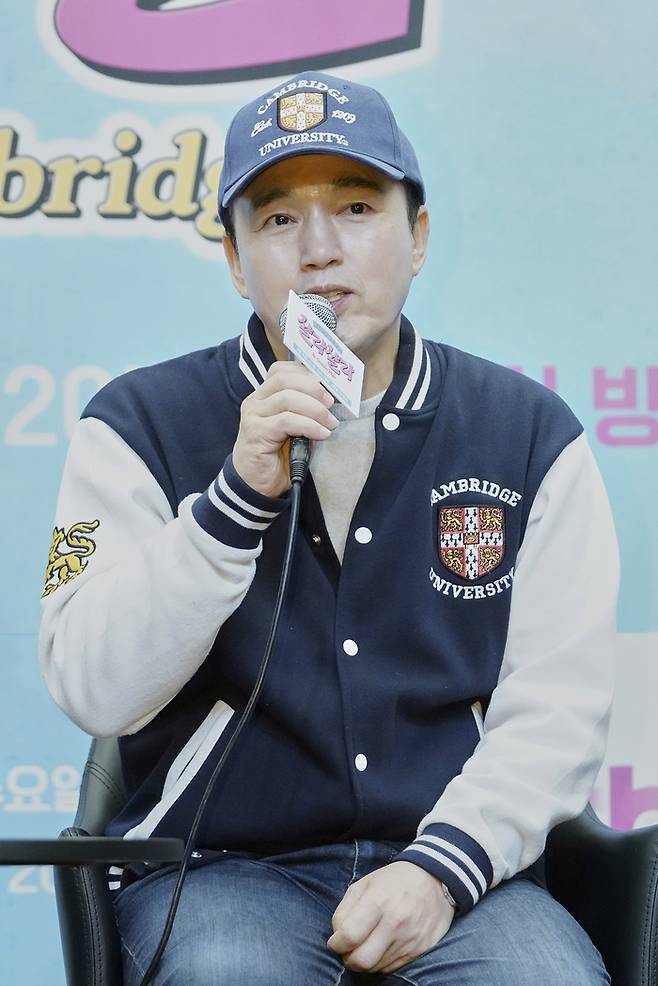 배우 김광규가 3일 오후 서울 상암동 스탠포드호텔 그랜드볼룸에서 열린 JTBC 새 예능 ‘늦기 전에 어학연수-샬라샬라’ 제작발표회에 참석해 발언하고 있다. 사진 JTBC