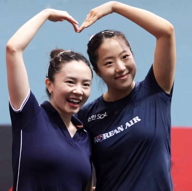 경기 후 하트 모양을 만든 신유빈(오른쪽)과 전지희 [WTT 인스타그램 영상 캡처. 재판매 및 DB 금지]
