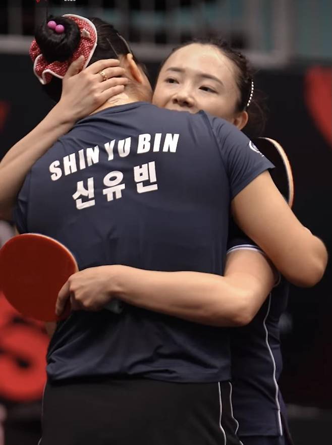 전지희에게 다가가 포옹하는 신유빈 [WTT 인스타그램 영상 캡처]