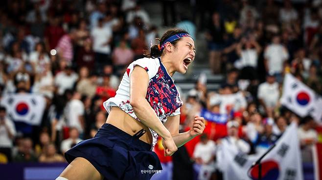 '금빛 스매시' 올림픽 정상에 선 안세영의 포효 [한국사진기자협회 제공. 재판매 및 DB 금지]