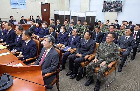 지난달 22일 서울 여의도 국회에서 열린 윤석열 정부의 비상계엄 선포를 통한 내란 혐의 진상규명 국정조사 특별위원회 1차 청문회에 직무 정지된 한덕수 국무총리를 비롯한 국무위원 등 정부 관계자들과 군 관계자들이 출석해 자리하고 있다. 사진=뉴시스
