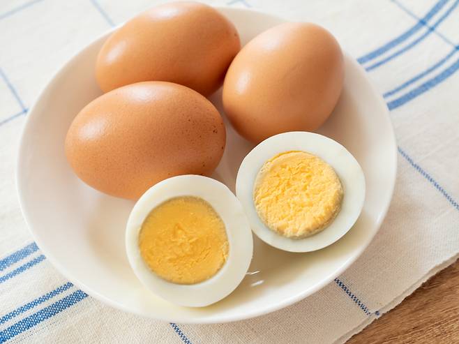 아침에 가장 많이 먹는 음식 중에 달걀이 빠질 수 없다. 전날 삶아 놓은 달걀을 먹거나 아침에 달걀 프라이를 먹기도 한다. 토마토, 양파를 넣은 달걀 스크램블이 건강에 가장 좋지만 시간이 걸린다. [사진=게티이미지뱅크]