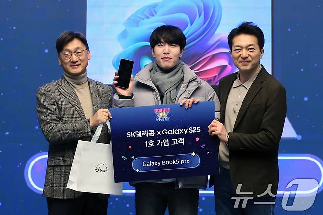 삼성전자 갤럭시 S25 시리즈 사전개통이 시작된 4일 오전 서울 마포구 T팩토리에서 열린 'SK텔레콤 갤럭시 25 개통 행사 더블업파티'에서 1호 개통고객 서경덕씨가 기념촬영을 하고 있다. 왼쪽부터 윤남호 삼성전자 영업1그룹 상무, 서 씨, 김상범 SK텔레콤 유통본부장. 2025.2.4/뉴스1 ⓒ News1 황기선 기자