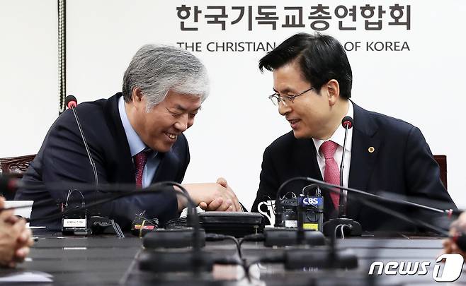 황교안 당시 자유한국당 대표가 지난 2019년 3월 서울 종로구 한국기독교연합회관에서 전광훈 당시 한국기독교총연합회장을 예방하며 악수를 나누고 있다. 2019.3.20/뉴스1 ⓒ News1 오대일 기자