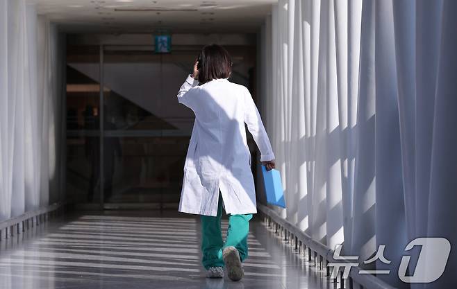 오는 3월부터 1년간 수련을 이어갈 인턴 전공의 모집이 시작된 3일 서울의 한 대학병원에서 의료진이 이동하고 있다. 보건복지부와 의료계에 따르면 전국 221개 수련병원은 이날부터 이틀간 상반기 인턴 모집을 실시한다. 모집 대상은 지난해 사직한 인턴 임용포기자 2967명이다. 2025.2.3/뉴스1 ⓒ News1 박지혜 기자