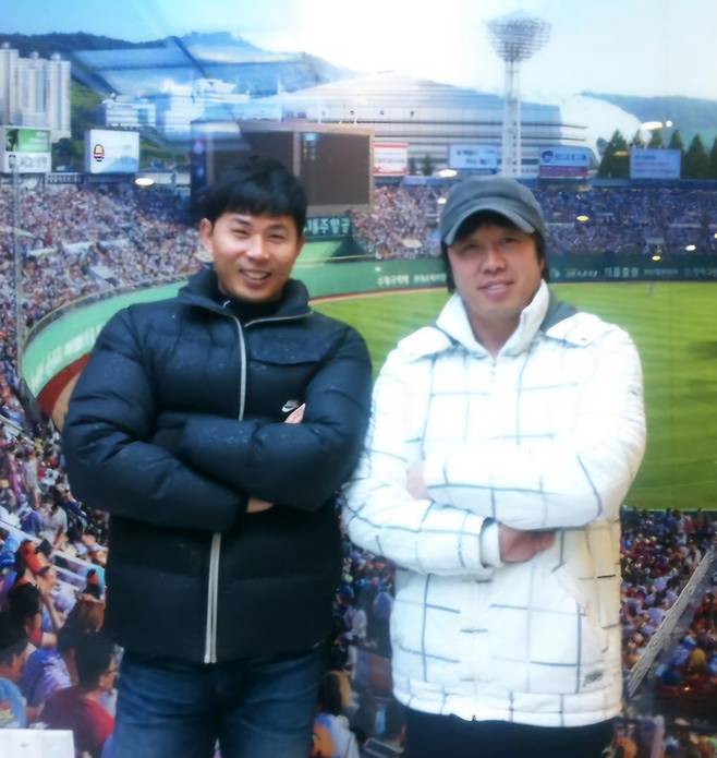 2012년 야구육성사관학교 오픈식 당시 포즈를 취한 최향남(왼쪽)과 최익성. 사진 | 야구육성사관학교