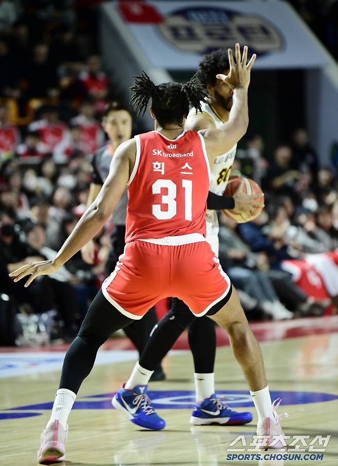 수비하는 SK 힉스.