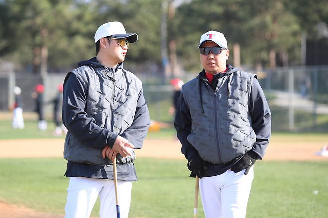 KIA 타이거즈 손승락 수석코치(왼쪽)와 이범호 감독. 사진제공=KIA 타이거즈