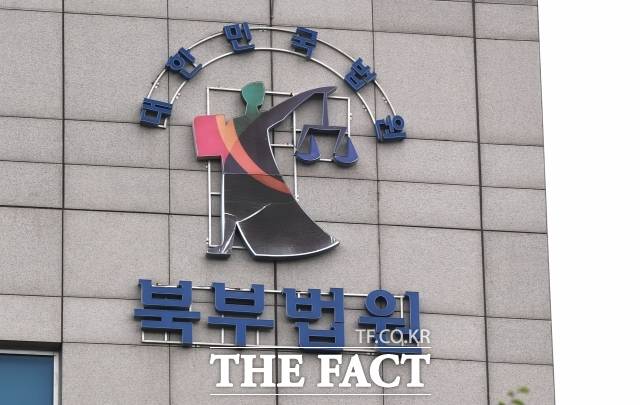 18일 법조계에 따르면 서울북부지법 형사5단독 이석재 부장판사는 상해 혐의로 기소된 중국 국적 간병인 A 씨에게 징역 8개월을 선고했다./ 이새롬 기자