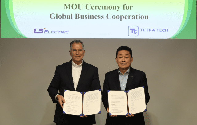 김종우 LS일렉트릭 사장(오른쪽)과 데이비드 조지(David George) 테트라 테크 사장(왼쪽)이 업무협약 체결 후 기념촬영을 하는 모습 (사진=LS일렉트릭)