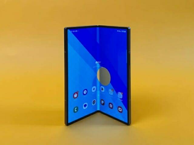 내년에 출시될 갤럭시S26 울트라에 갤Z폴드 6에 탑재됐던 언더디스플레이 카메라 기술이 채택될 수 있다는 전망이 나왔다. 사진은 갤럭시Z폴드 6 (사진=씨넷)