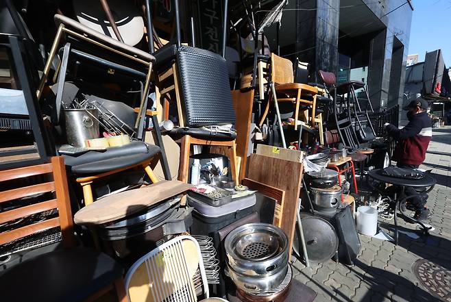 [서울=뉴시스] 김명년 기자 = 지난해 폐업 신고를 한 사업자 수가 100만 명에 육박해 통계 집계 이래 최대치를 기록한 것으로 나타났다. 한국경영자총협회가 발표한 '최근 폐업사업자 특징과 시사점' 보고서에 따르면, 지난해 폐업 사업자 수는 98만6000명으로, 통계 집계가 시작된 2006년 이후 가장 많았다. 특히 폐업률은 음식업(16.2%), 소매업(15.9%) 등 소상공인이 많은 업종이 높게 나타났다. 3일 오후 서울 중구 황학동주방거리에 주방 용품이 가득 쌓여있다. 2025.02.03. kmn@newsis.com