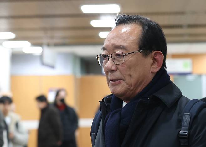 송철호 전 울산시장이 4일 서울 서초구 서울고등법원에서 열린 문재인 정부 청와대의 '울산시장 선거 개입 의혹' 사건 2심 선고공판에 출석하고 있다. /연합뉴스