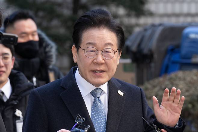 더불어민주당 이재명 대표가 4일 오전 서울 서초구 서울중앙지방법원에서 열린 '대장동 배임·성남FC 뇌물' 1심 속행 공판에 출석하기 위해 법원 청사에 도착한 뒤 지지자들을 향해 손을 들어 인사하고 있다. /연합뉴스