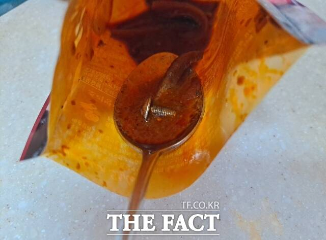 image.png [단독] 샘표 차오차이 마라샹궈서 2cm 나사못…"삼켰으면 어쩔 뻔"