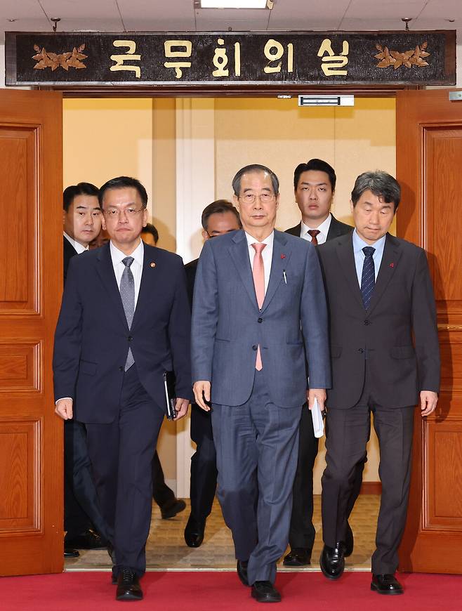 윤석열 대통령의 계엄 선포가 해제된 2024년 12월4일 오전 서울 종로구 정부서울청사 국무회의실에서 현안 관련 긴급회의를 마친 한덕수 국무총리와 최상목 경제부총리 등 국무위원들이 나오고 있다. 한 총리와 최 부총리는 모두 기획재정부 관료 출신으로 대통령 권한대행까지 맡았다. 한겨레 김영원 기자