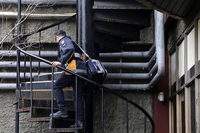 ‘당신이 더 귀하다’의 저자 백경(필명) 소방관이 2025년 1월21일 서울 마포구 공덕동 한겨레신문사에서 현장 출동 복장을 입고 계단을 오르고 있다. 김명진 기자 littleprince@hani.co.kr