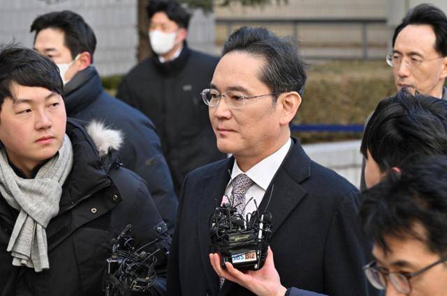 이재용 삼성전자 회장이 3일 서울 서초구 서울고법에서 열린 부당합병·회계부정 혐의 항소심 선고공판에 출석하고 있다. 홍인기 기자