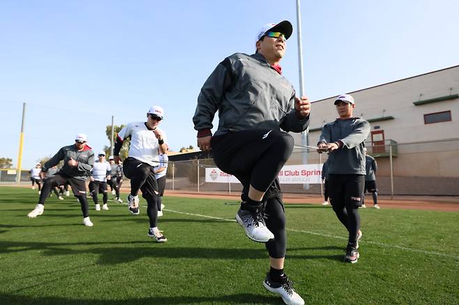 LG 김현수가 지난 1일 미국 애리조나 스프링캠프에서 오지환과 함께 몸을 풀고 있다. 사진=구단 제공