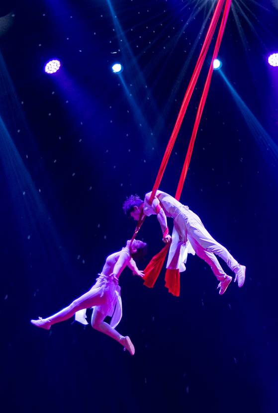지난달 29일 동춘서커스 단원들이 천에 매달려 공중에서 춤추는 ‘에어리얼 로맨스’를 선보이고 있다. 김상선 기자