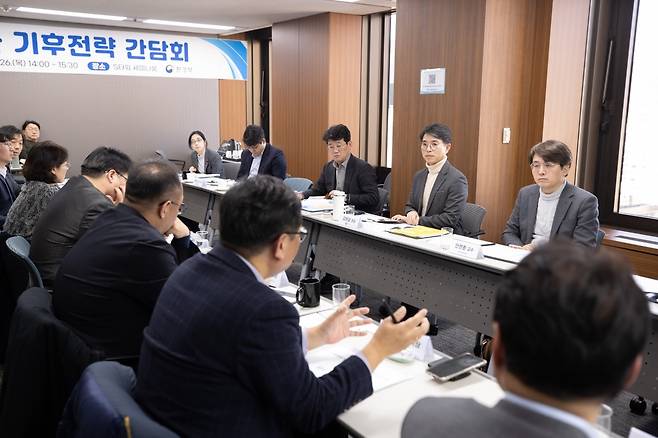 김완섭 환경부 장관이 지난 12월 26일 서울 종로구 S타워에서 열린 ‘제1차 기후전략 간담회’에서 기후위기 대응을 위한 국가 기후전략 방향에 대해 논의하고 있다. 사진=환경부