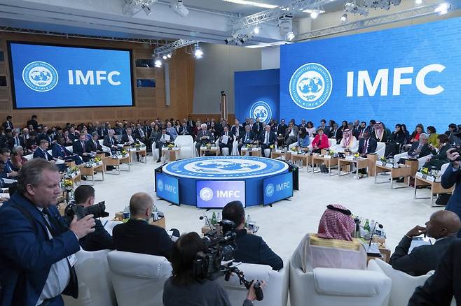 워싱턴에서 열린 세계은행-IMF 연차총회 중 국제통화금융위원회(IMFC) 총회에 참석한 중앙은행 총재와 재무장관들이 참석하기 위해 도착하고 있다. 2024. 10. 25. 사진=연합뉴스