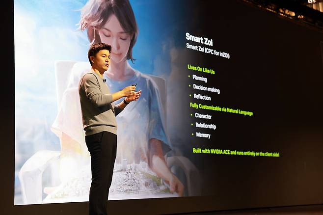 이강욱 크래프톤 딥러닝본부장이 세계 최대 IT·전자 전시회 'CES 2025'에서 엔비디아와 공동 개발한 기술 'CPC'를 소개하고 있다. 사진=연합뉴스