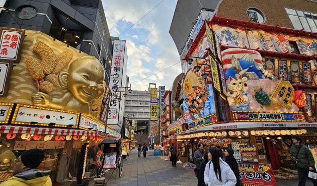 오사카스런 화려함과 촌스러움이 적절하게 조화된 츠텐카쿠 상점 분위기. / JAPAN NOW