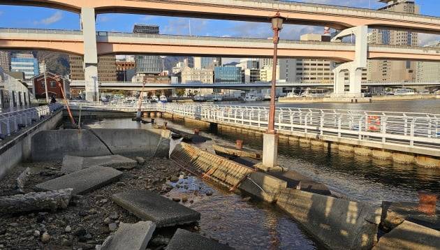 고베 포트타워 근처 바닷가에는 한신 대지진 당시 파괴된 시설이 그대로 전시 돼 있다. / JAPAN NOW