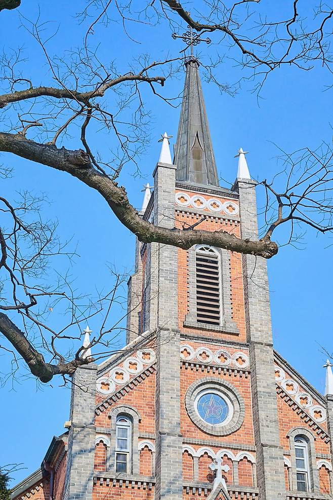 공세리성당에는 병인박해 당시 순교한 신앙인 32명의 묘역이 보전돼 있다. 사진=도진영