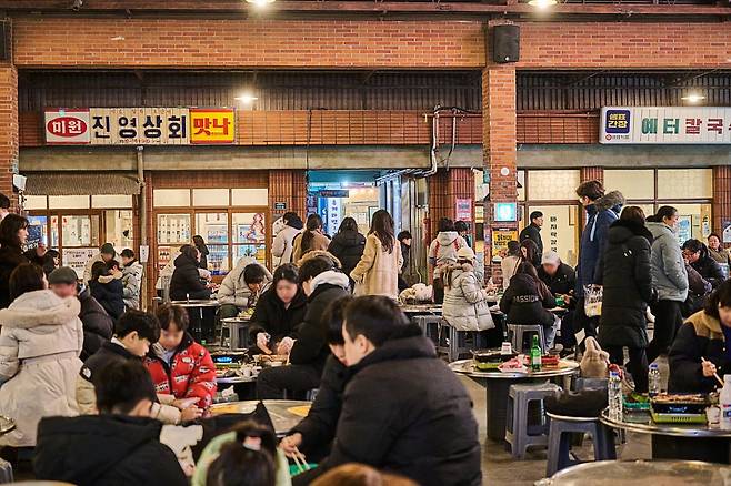 ‘백종원 시장’으로 불리는 예산상설시장 저녁 풍경. 사진=도진영