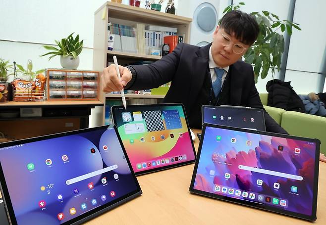 한국소비자원이 4일 오전 정부세종청사 공정위 기자실에서 시중에 유통 중인 태블릿 PC 4개 제품의 영상 품질, 음향 품질, 앱 구동 성능, 펜 필기 성능, 카메라 품질, 사용 가능 시간 등을 시험 평가한 비교정보를 공개했다. 사진은 관련 직원이 시험 제품을 살펴보는 모습. /사진=연합뉴스