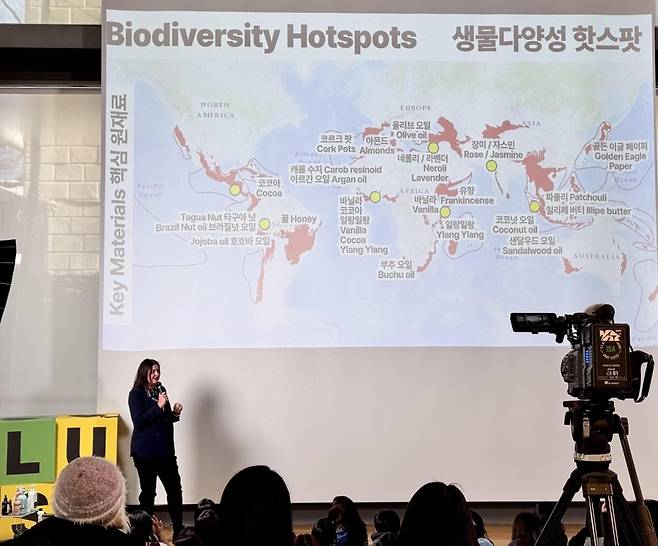 러쉬 내에서 생물다양성 핫스팟 지도를 설명하는 가비 로돌프 디렉터. 사진=러쉬 제공