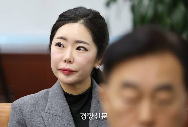 노상원 전 정보사령관이 계엄 전 여러 차례 방문했다고 알려진 군산 소재 점집을 운영 중인 무속인 ‘비단 아씨’ 이선진씨가 4일 국회에서 열린 윤석열 정부의 비상계엄 선포를 통한 내란혐의 진상규명 국정조사 특별위원회 2차 청문회에서 의원질의를 듣고 있다. 박민규 선임기자