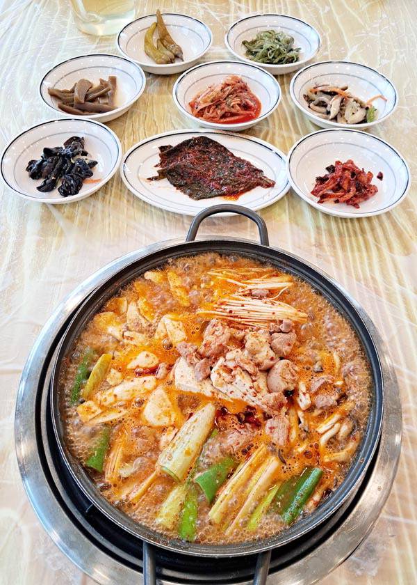 경북 문경 광부들이 탄광에서 일하고 난 뒤 즐겨 먹던 족살찌개. 돼지 다리 고기를 사용해 얼큰하게 끓여 짭쪼름하면서 달큼한 맛이 일품이다.