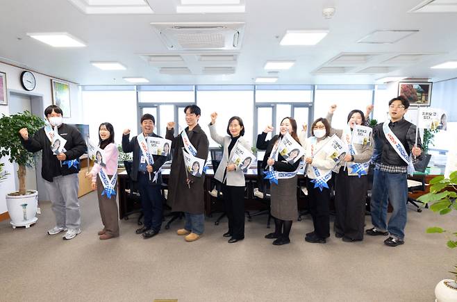 달성군청 공직자 SNS 서포터즈단이 정은주 부군수와 기념사진을 찍고 있다. 달성군청 제공