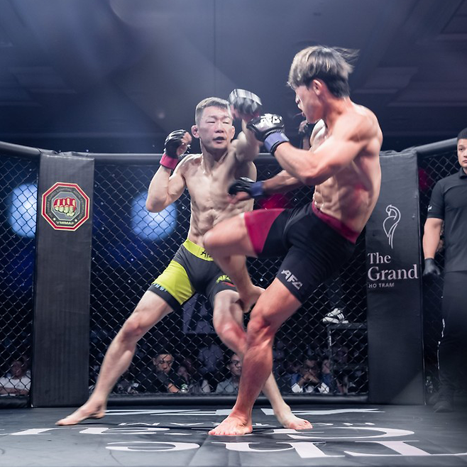 최한길(가운데)이 2024년 9월 제2대 AFC 밴텀급 챔피언 결정전을 치르고 있다. 사진=Angel‘s Fighting Championship