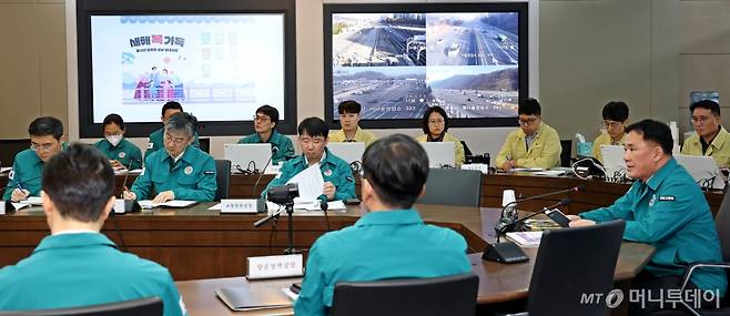 (세종=뉴스1) 김기남 기자 = 백원국 국토교통부 2차관이 24일 오전 세종시 정부세종청사 국가교통정보센터에서 설 연휴 특별교통대책 준비상황을 점검하며 발언하고 있다. 2025.1.24/뉴스1  Copyright (C) 뉴스1. All rights reserved. 무단 전재 및 재배포,  AI학습 이용 금지. /사진=(세종=뉴스1) 김기남 기자