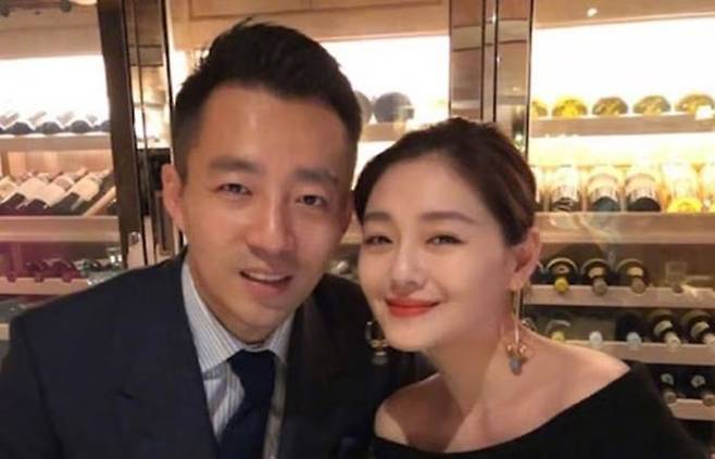 대만 배우 서희원(쉬시위안, 오른쪽)과 그의 전 남편인 중국 사업가 왕소비(왕샤오페이, 왼쪽)/사진=웨이보