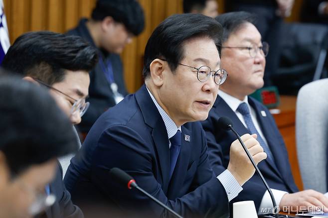 (서울=뉴스1) 안은나 기자 = 이재명 더불어민주당 대표가 3일 오전 서울 여의도 국회에서 열린 민주당 정책 디베이트 Ⅲ '행복하고 정의로운 대한민국, 반도체특별법 노동시간 적용제외 어떻게?'에 참석해 인사말을 하고 있다. 2025.2.3/뉴스1  Copyright (C) 뉴스1. All rights reserved. 무단 전재 및 재배포,  AI학습 이용 금지. /사진=(서울=뉴스1) 안은나 기자