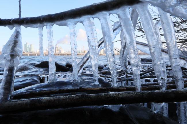 한강엔 고드름… 전국 대부분 지역에 한파특보가 내려진 4일 오전 서울 영등포구 여의도 한강 주변에 긴 고드름이 다닥다닥 붙어 있다.  연합뉴스