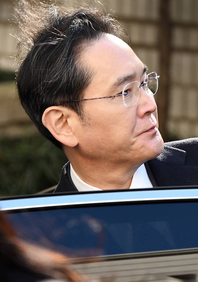 이재용 삼성전자 회장이 3일 오후 서울 서초구 서울고등법원에서 열린 그룹 경영권 승계 관련 부당합병·회계부정 의혹 항소심 선고공판에서 무죄 판결을 받은 뒤 법원을 나서고 있다. 이날 서울고법 형사13부(백강진 김선희 이인수 부장판사)는 자본시장법상 부정거래행위·시세조종, 업무상 배임 등 혐의로 기소된 이 회장에게 무죄를 선고했으며, 함께 기소된 최지성 전 삼성그룹 미래전략실(미전실) 실장, 김종중 전 미전실 전략팀장, 장충기 전 미전실 차장 등 나머지 피고인 13명에게도 원심과 같이 모두 무죄를 선고했다. 임세준 기자