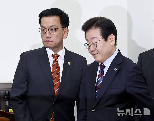 [서울=뉴시스] 국회사진기자단 = 이재명(오른쪽) 더불어민주당 대표가 13일 서울 여의도 국회에서 최상목 대통령 권한대행 부총리 겸 기획재정부 장관을 만나 함께 이동하고 있다. 2025.01.13. photo@newsis.com