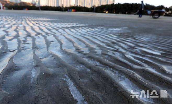 [부산=뉴시스] 하경민 기자 = 전국에 한파가 덮친 4일 부산 사하구 다대포해수욕장 백사장 일부가 얼어 있다. 2025.02.04. yulnetphoto@newsis.com