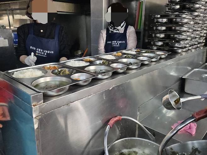 [서울=뉴시스]이명동 기자 = 4일 오전 서울 영등포구 영등포역 6번 출구 앞 급식소인 토마스의 집에서 자원봉사자가 배석을 미리 준비하고 있다. 전국 대부분 지역에 한파특보가 이날 따뜻한 국물과 김이 피어오르는 쌀밥을 찾아온 쪽방촌 주민 등 60여 명은 토마스의 집 운영 전부터 줄지어 서서 급식소 개장을 기다렸다. 2025.02.04. ddingdong@newsis.com *재판매 및 DB 금지