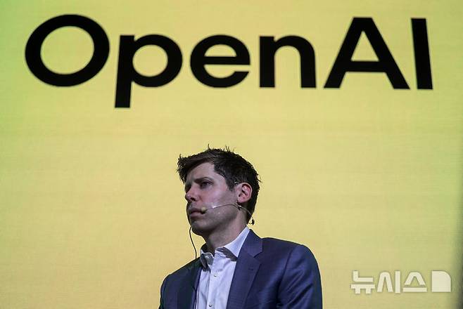 [서울=뉴시스] 정병혁 기자 = 샘 올트먼 오픈AI 최고경영자가 4일 서울 중구 플라자호텔에서 열린 카카오 기자간담회에서 취재진 질문에 답하고 있다. 2025.02.04. jhope@newsis.com